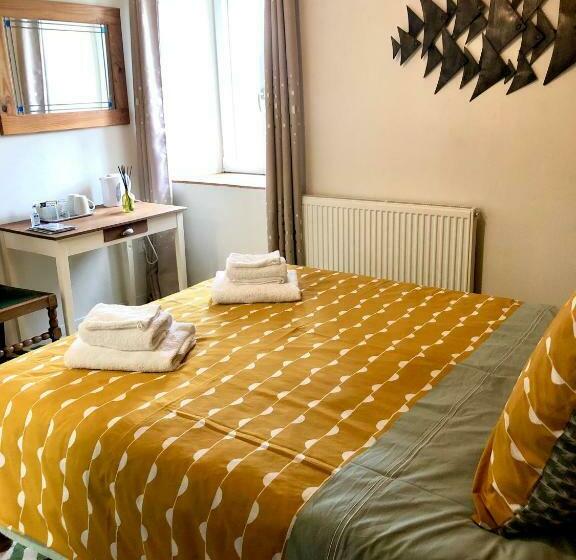 مبيت وإفطار Lakeside House Ei