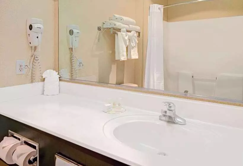 Hotelli Days Inn & Suites By Wyndham Airport Albuquerque