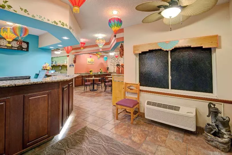 Hotelli Days Inn & Suites By Wyndham Airport Albuquerque