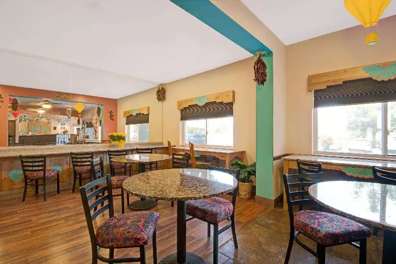 Szálloda Days Inn & Suites By Wyndham Airport Albuquerque