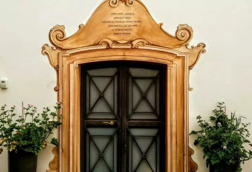 Retkeilymaja Riparo Di Masseria Urbana