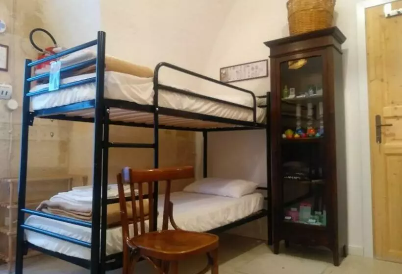 Retkeilymaja Riparo Di Masseria Urbana