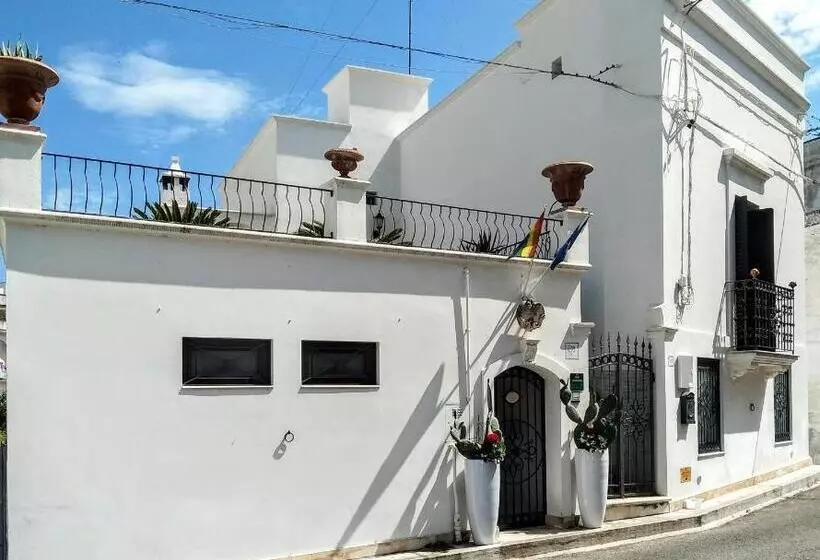 Retkeilymaja Riparo Di Masseria Urbana