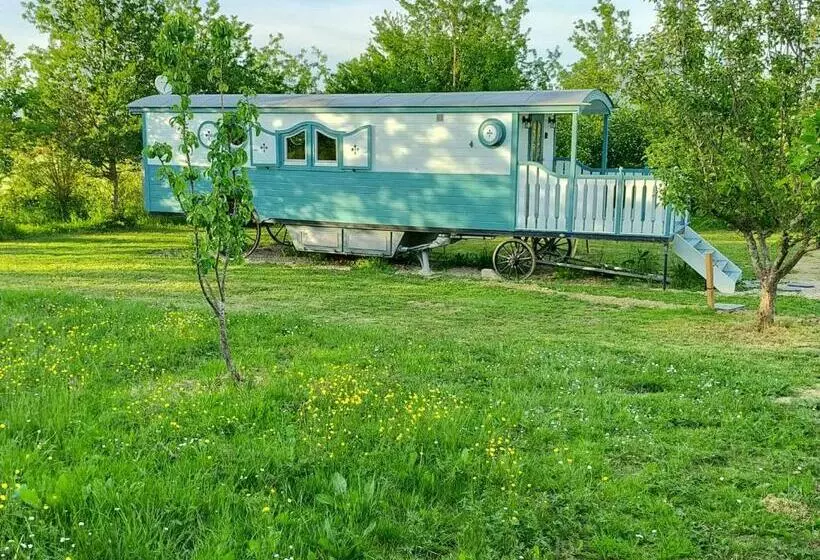 ホテル Gîtes Les Perouilles   La Roulotte Climatisée Avec Jacuzzi De Josépha