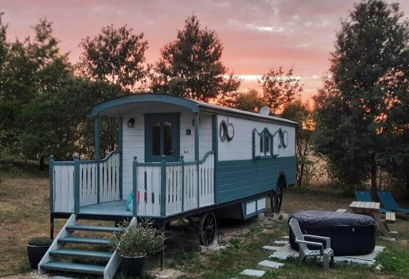 Отель Gîtes Les Perouilles La Roulotte Climatisée Avec Jacuzzi De Josépha