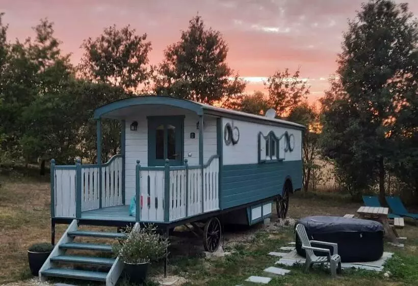 ホテル Gîtes Les Perouilles   La Roulotte Climatisée Avec Jacuzzi De Josépha