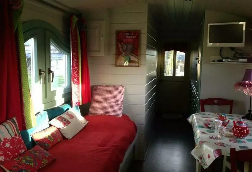 ホテル Gîtes Les Perouilles   La Roulotte Climatisée Avec Jacuzzi De Josépha