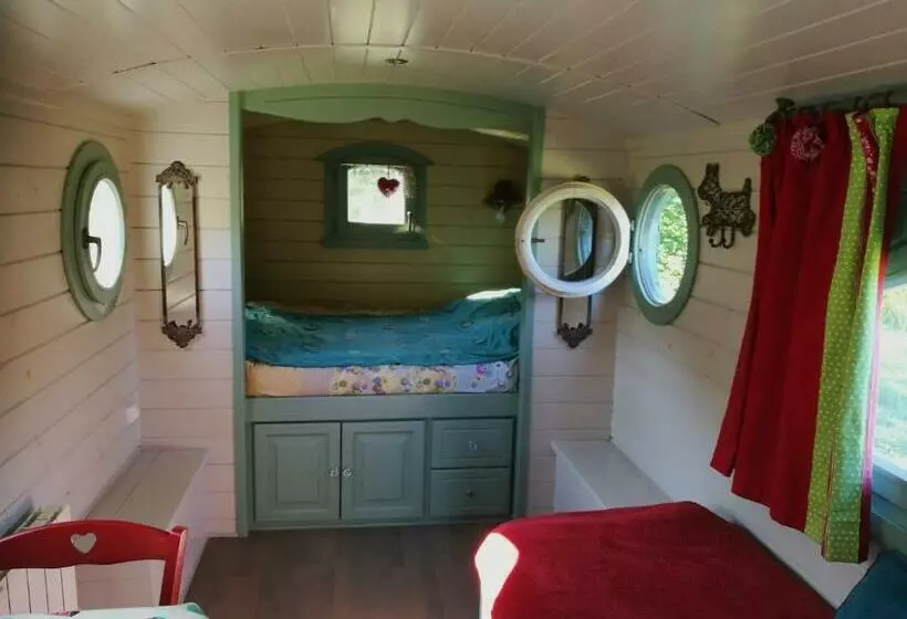 ホテル Gîtes Les Perouilles   La Roulotte Climatisée Avec Jacuzzi De Josépha