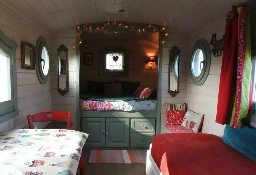 ホテル Gîtes Les Perouilles   La Roulotte Climatisée Avec Jacuzzi De Josépha
