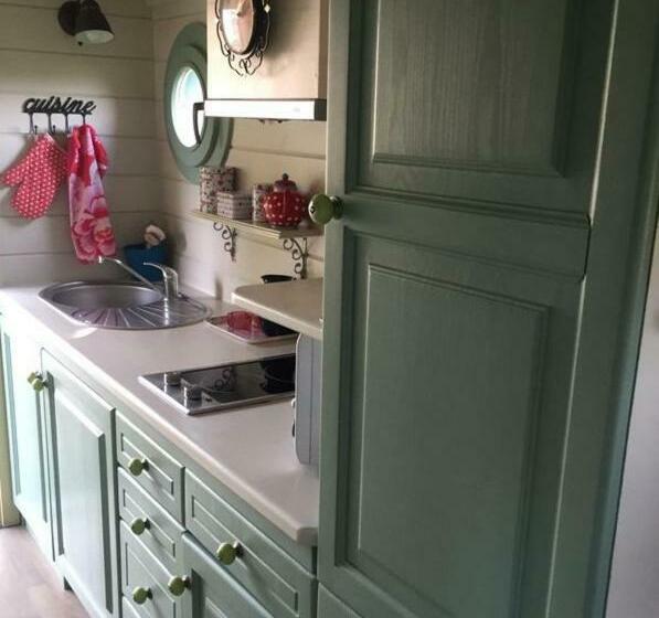 Отель Gîtes Les Perouilles La Roulotte Climatisée Avec Jacuzzi De Josépha