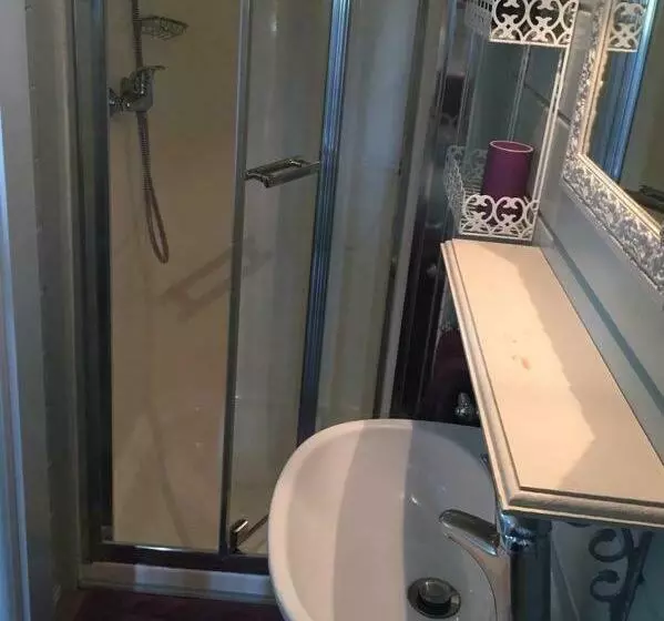 ホテル Gîtes Les Perouilles   La Roulotte Climatisée Avec Jacuzzi De Josépha