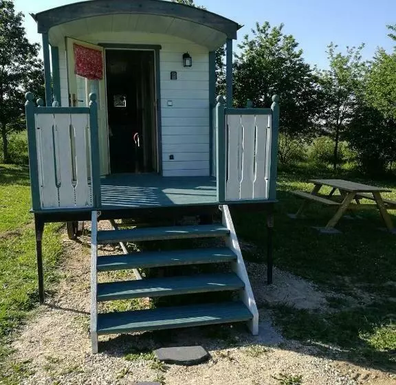 ホテル Gîtes Les Perouilles   La Roulotte Climatisée Avec Jacuzzi De Josépha