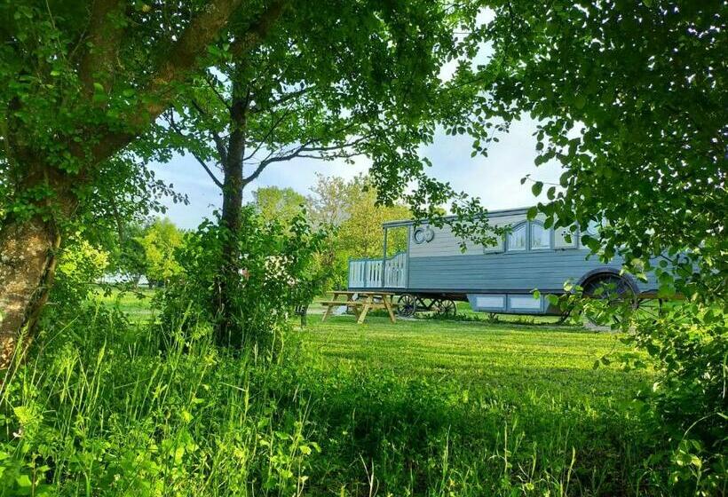 Отель Gîtes Les Perouilles La Roulotte Climatisée Avec Jacuzzi De Josépha