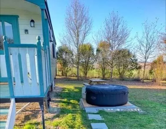 ホテル Gîtes Les Perouilles   La Roulotte Climatisée Avec Jacuzzi De Josépha
