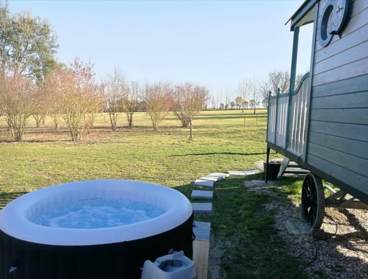 Отель Gîtes Les Perouilles La Roulotte Climatisée Avec Jacuzzi De Josépha