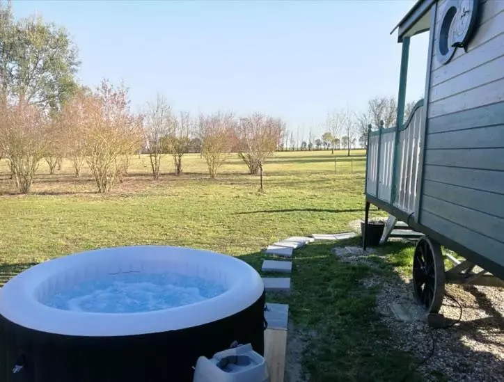 ホテル Gîtes Les Perouilles   La Roulotte Climatisée Avec Jacuzzi De Josépha
