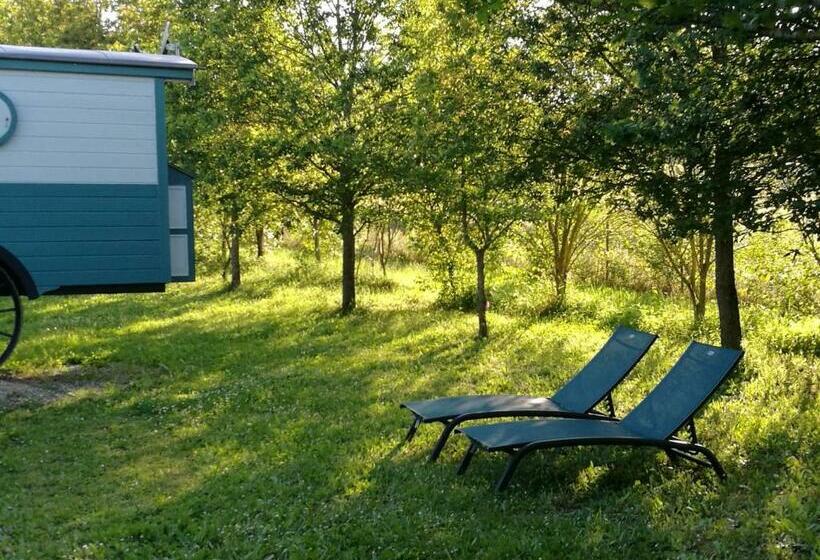Отель Gîtes Les Perouilles La Roulotte Climatisée Avec Jacuzzi De Josépha