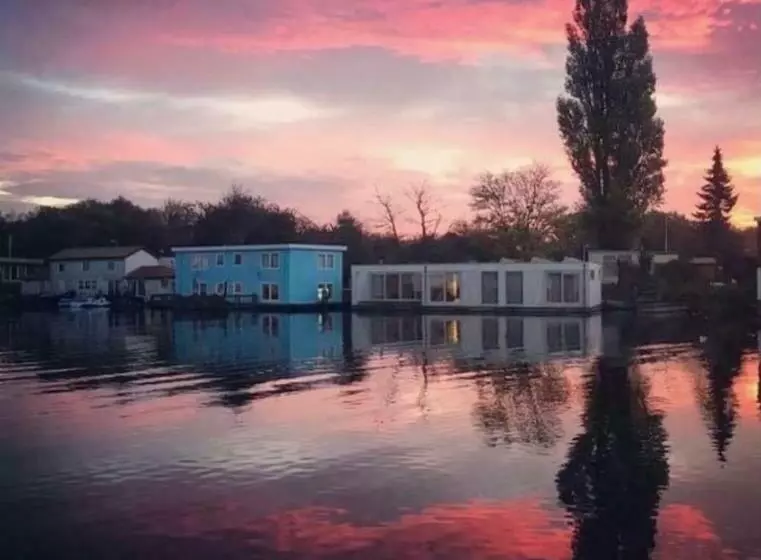 تختخواب و صبحانه Amster Houseboat