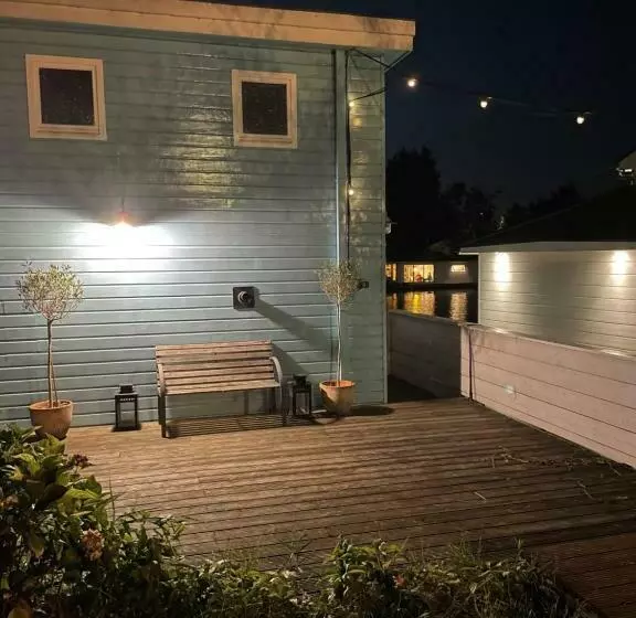 تختخواب و صبحانه Amster Houseboat
