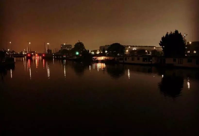 تختخواب و صبحانه Amster Houseboat