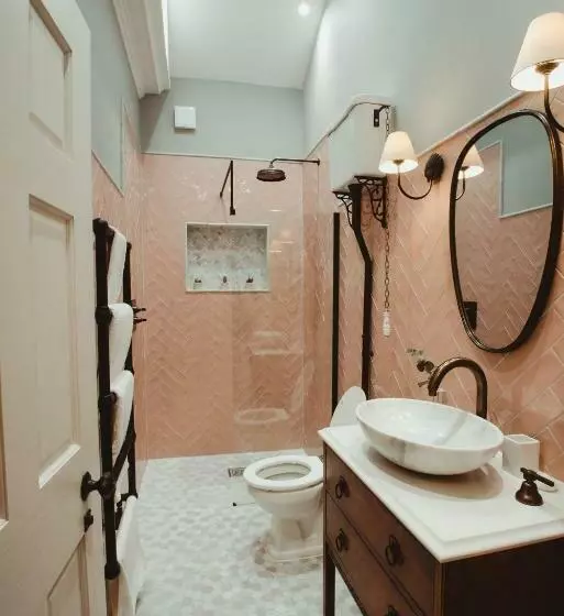 Ch1 Boutique Stays   Queen Suite