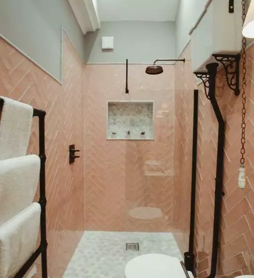 Ch1 Boutique Stays   Queen Suite