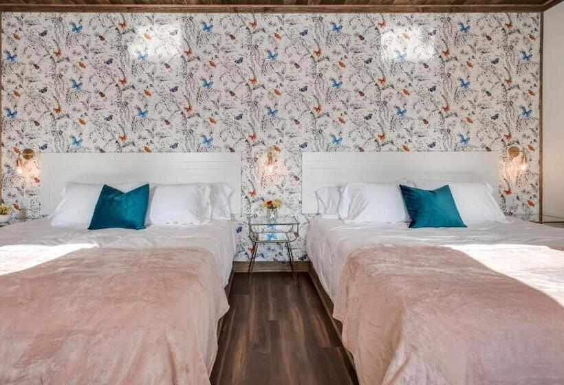 בית מלון כפרי The Port Of Prescott Boutique