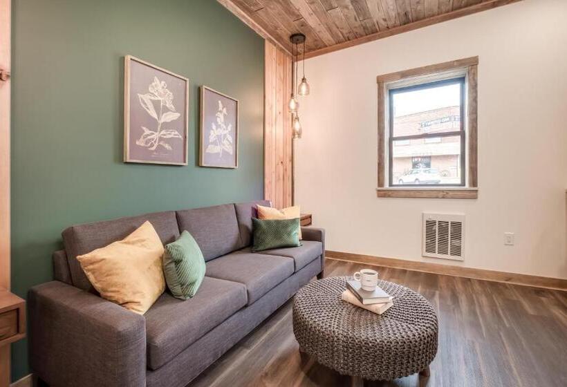 בית מלון כפרי The Port Of Prescott Boutique