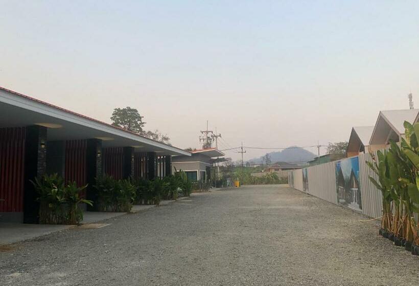 مُتل Pailin Place