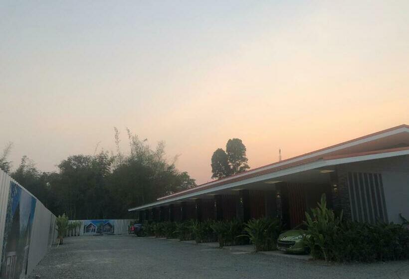 مُتل Pailin Place