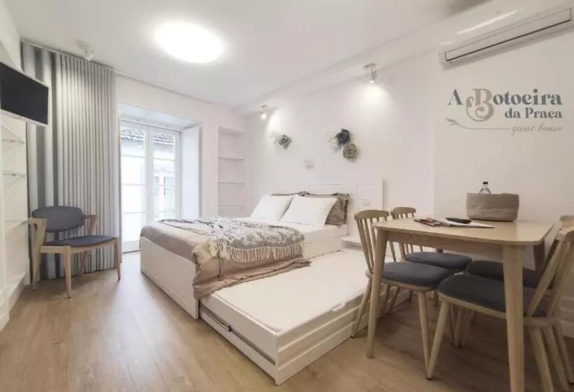 پانسیون A Botoeira Da Praça Guest House