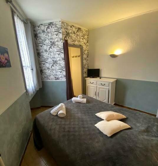 Отель Hôtel Restaurant Le Saint Gillois