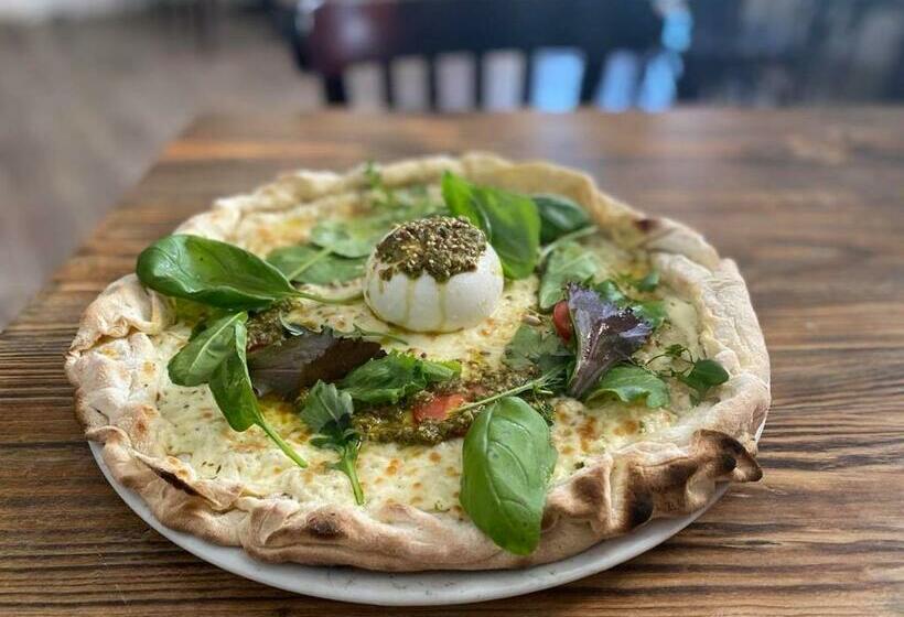 Отель Hôtel Restaurant Le Saint Gillois