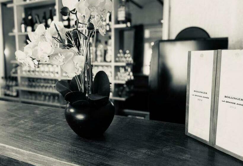 Отель Hôtel Restaurant Le Saint Gillois