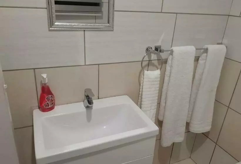 ベッドアンドブレックファースト Ekaya Palace Guest House