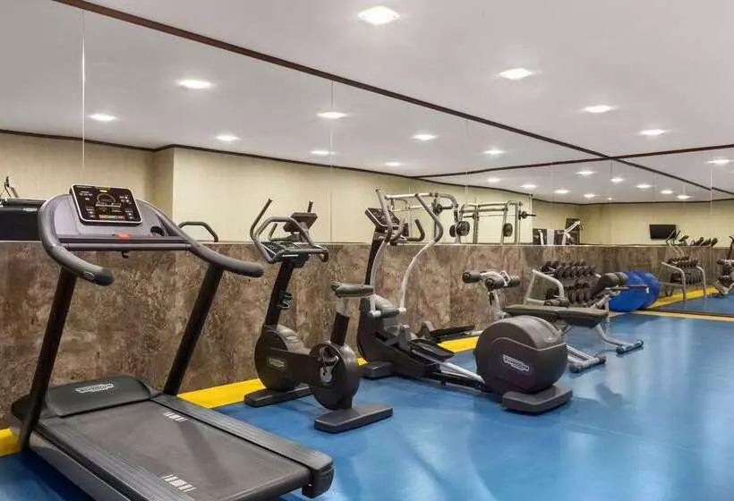 Days Hotel By Wyndham Baku