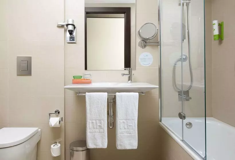 Отель NH Barcelona Diagonal Center