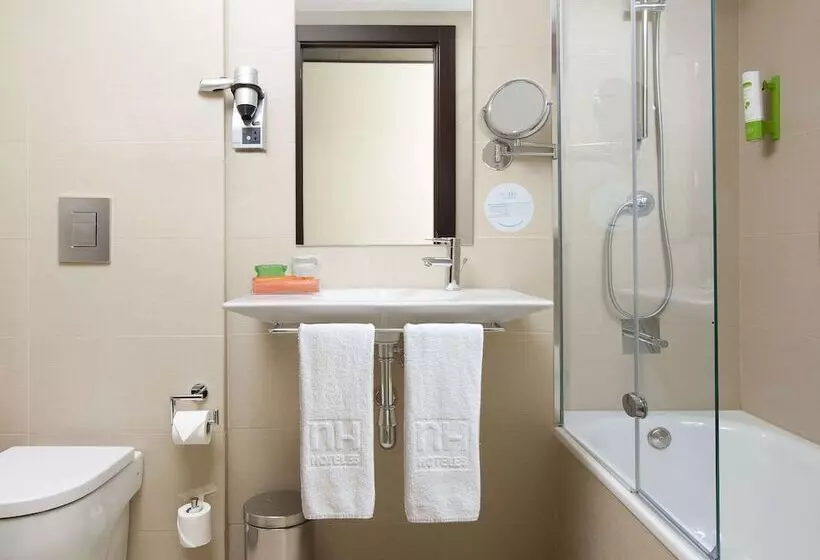 Отель NH Barcelona Diagonal Center