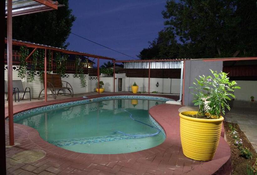 פנסיון Alice@ Lloyd Guesthouse