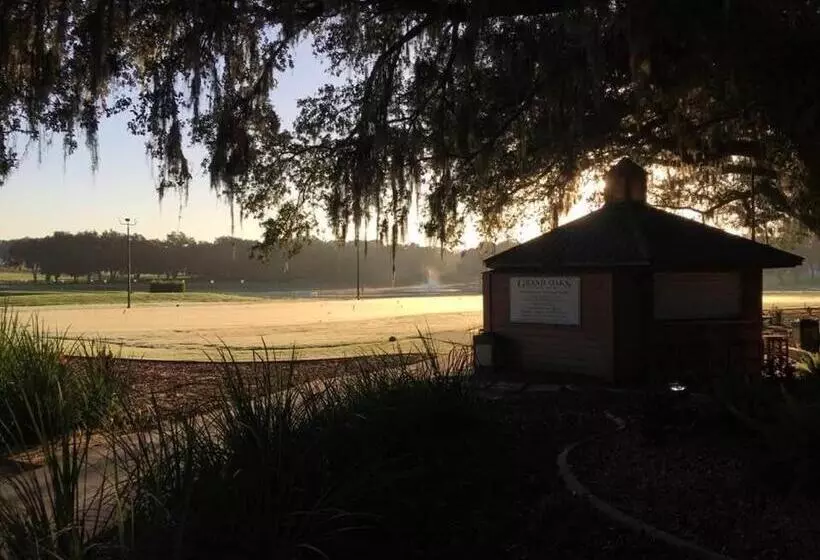 The Grand Oaks Resort