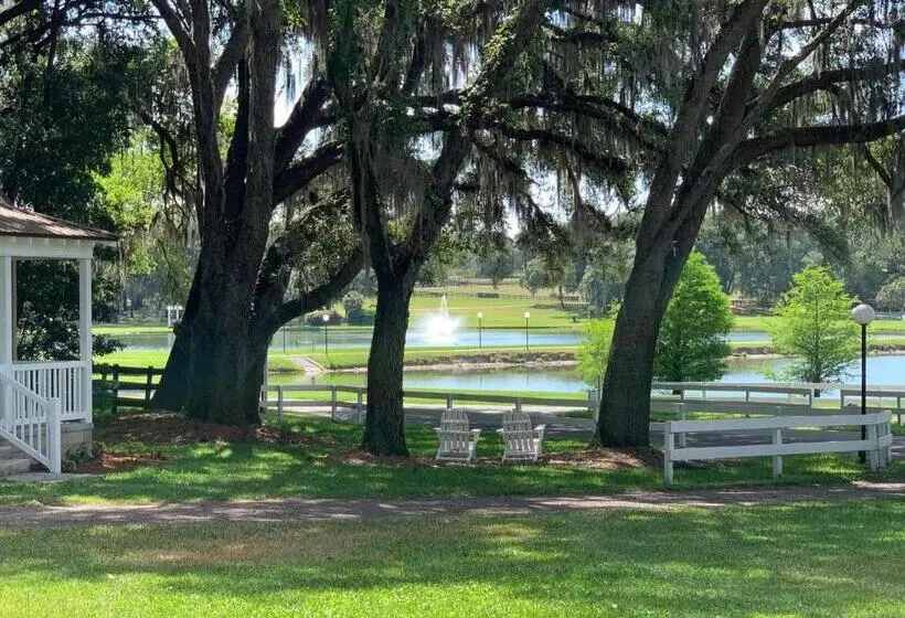 The Grand Oaks Resort