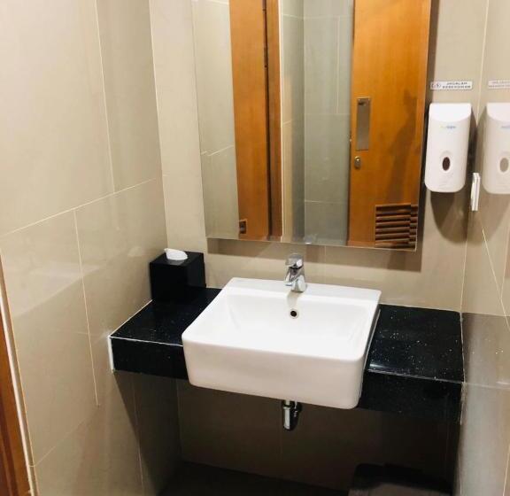 Отель Cordela Inn Millennium Medan