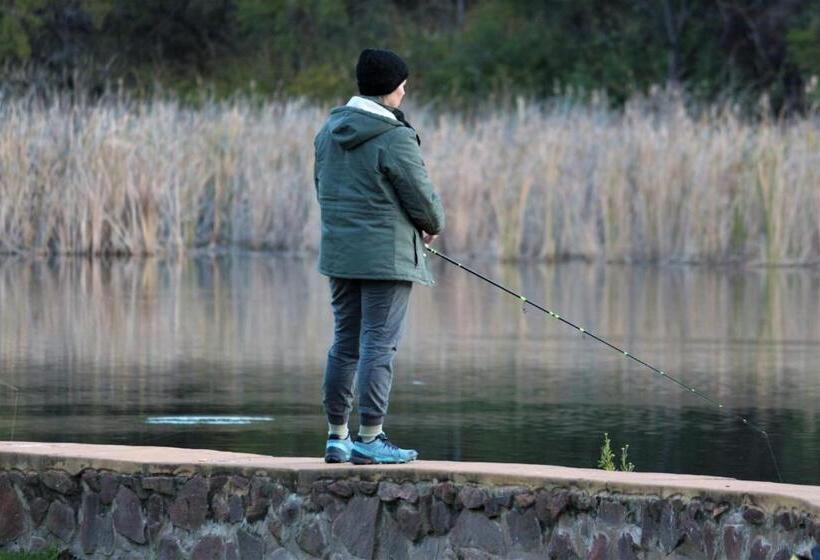 استراحتگاه Bass Lake Country Lodge