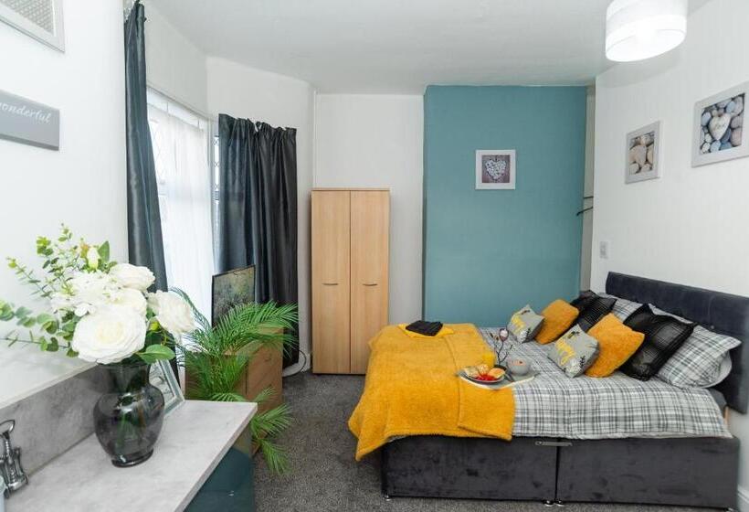 Bentley House With En Suites