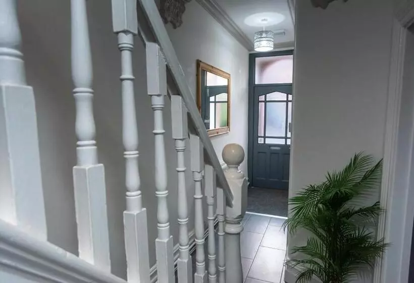 Bentley House With En Suites
