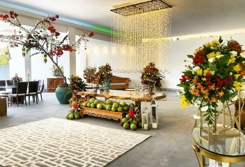 Hotel Luxurious & Comfortable