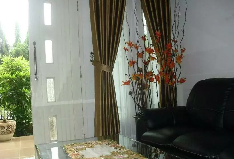 پانسیون Kartika Guest House Cianjur