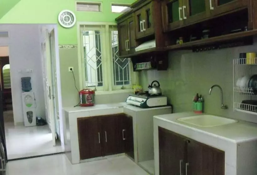 پانسیون Kartika Guest House Cianjur