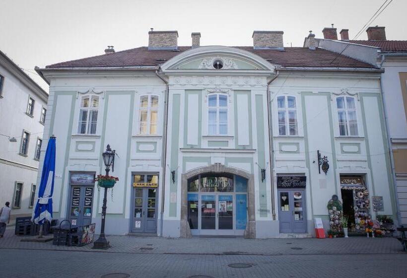 Uránia Apartmanház