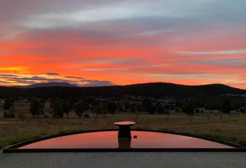 Majatalo Couples Retreat With Mountain View Near Hobart